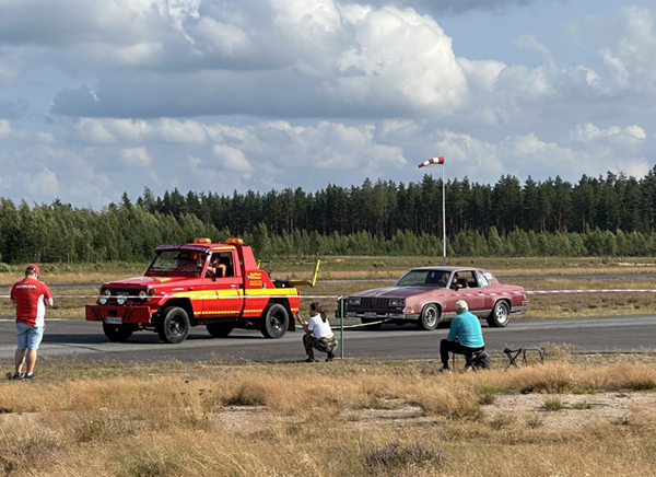Halikon hinauksen pienikokoinen hinausauto vinssaamassa henkilöautoa