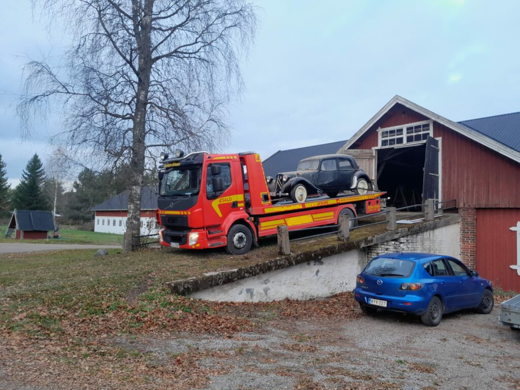 Halikon hinauksen hinausauto hinaamassa uniikkia autoa